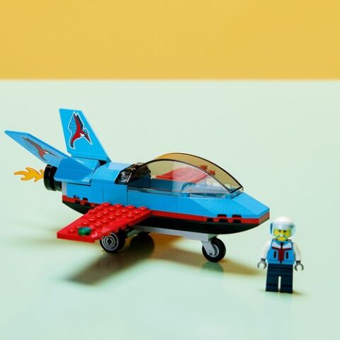 LEGO® City Gösteri Uçağı 60323 - 5 Yaş ve Üzeri Çocuklar İçin Pilot Minifigürü İçeren Oyuncak Jet Yapım Seti (59 Parça)