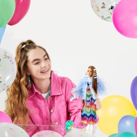 Barbie Extra Renkli Elbiseli Kumral Bebek