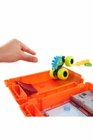 Monster Trucks Taşınabilir Oyun Seti Hxt04