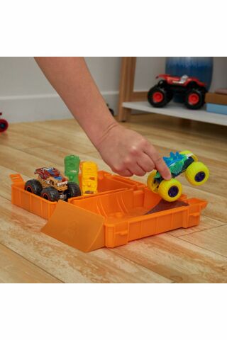 Monster Trucks Taşınabilir Oyun Seti Hxt04