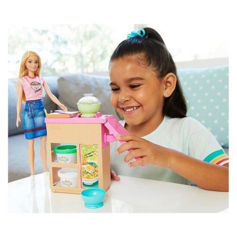 Barbie Noodle Yapıyor Oyun Seti Ghk43