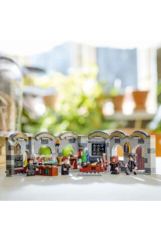 ® Harry Potter™ Hogwarts™ Şatosu: İksir Dersi 76431 - 8 Yaş ve Üzeri Yapım Seti (397 Parça)