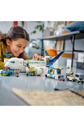 ® City Yolcu Uçağı 60367 - 6+ Uçak Meraklıları için Oyuncak Seti (930 Parça)