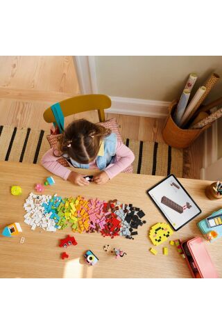 ® Classic Yaratıcı Mutlu Kutu 11042 - 5 Yaş ve Üzeri Oyuncak Yapım Seti (680 Parça)