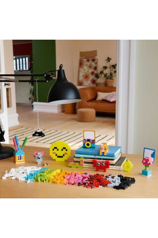 ® Classic Yaratıcı Mutlu Kutu 11042 - 5 Yaş ve Üzeri Oyuncak Yapım Seti (680 Parça)