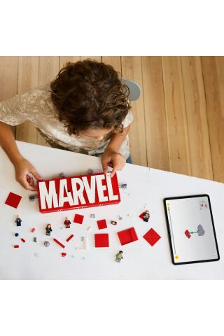 ® Marvel MARVEL Logosu ve Minifigürleri 76313 - 12+ Yaratıcı Oyuncak Yapım Seti (931 Parça)