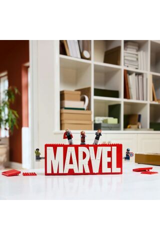 ® Marvel MARVEL Logosu ve Minifigürleri 76313 - 12+ Yaratıcı Oyuncak Yapım Seti (931 Parça)
